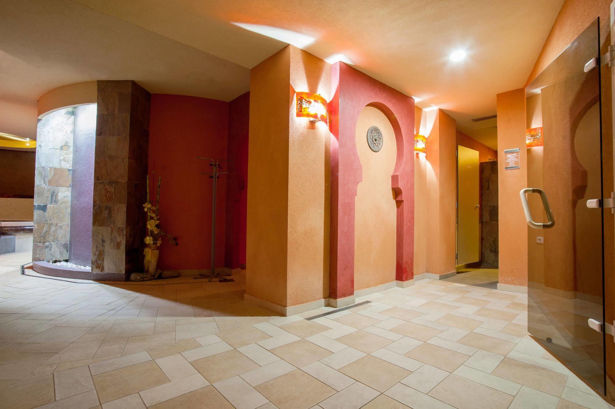 Hotel Magnus Тренчин Экстерьер фото